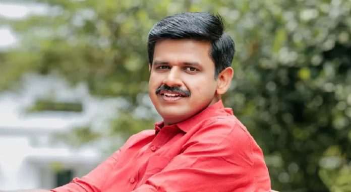 അച്ഛന് ഗോവിന്ദ വാര്യരുടെ ജോലി സംബന്ധിച്ച് രാഷ്ട്രീയ എതിരാളികള് നടത്തുന്ന പ്രചാരണങ്ങള്ക്ക് മറുപടിയുമായി സന്ദീപ് വാര്യര് അച്ഛന് ഗോവിന്ദ വാര്യരുടെ ജോലി സംബന്ധിച്ച് രാഷ്ട്രീയ എതിരാളികള് നടത്തുന്ന പ്രചാരണങ്ങള്ക്ക് മറുപടിയുമായി സന്ദീപ് വാര്യര്