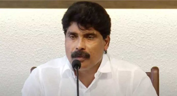 ശ്രുതിയുടെ വീട് വിവാദം : കെ റഫീഖിനെതിരെ നിയമനടപടിക്ക് ടി സിദ്ധിഖ് ശ്രുതിയുടെ വീട് വിവാദം : കെ റഫീഖിനെതിരെ നിയമനടപടിക്ക് ടി സിദ്ധിഖ്
