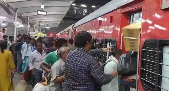 15 റെയിൽവേ സ്റ്റേഷനുകളിൽ പ്ലാറ്റ്ഫോം ടിക്കറ്റ് വിൽപ്പന നിർത്തി ഇന്ത്യൻ റെയിൽവേ 15 റെയിൽവേ സ്റ്റേഷനുകളിൽ പ്ലാറ്റ്ഫോം ടിക്കറ്റ് വിൽപ്പന നിർത്തി ഇന്ത്യൻ റെയിൽവേ