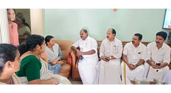ഡി.സി.സി പ്രസിഡന്റും ഭാരവാഹികളും നവീൻ ബാബുവിന്റെ കുടുംബാംഗങ്ങളെ സന്ദർശിച്ചു ഡി.സി.സി പ്രസിഡന്റും ഭാരവാഹികളും നവീൻ ബാബുവിന്റെ കുടുംബാംഗങ്ങളെ സന്ദർശിച്ചു