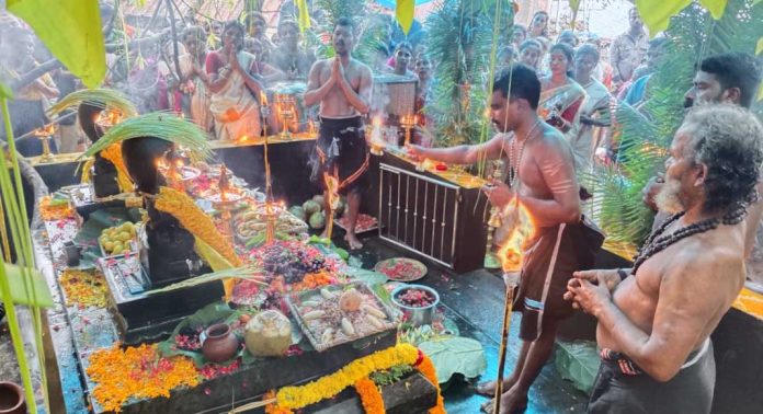 കന്നിയിലെ ആയില്യം : കല്ലേലിക്കാവിൽ മഹോത്സവം സമർപ്പിച്ചു കന്നിയിലെ ആയില്യം : കല്ലേലിക്കാവിൽ മഹോത്സവം സമർപ്പിച്ചു
