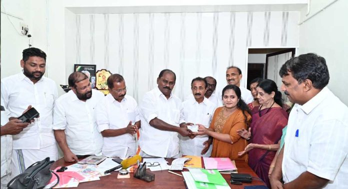ശ്രീനാദേവി കുഞ്ഞമ്മ കോൺഗ്രസിൽ അംഗമായി ശ്രീനാദേവി കുഞ്ഞമ്മ കോൺഗ്രസിൽ അംഗമായി