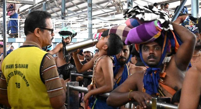 തീര്ത്ഥാടകര്ക്ക് ആശ്വാസമായി തിളപ്പിച്ച ചുക്കുവെള്ളവും ബിസ്ക്കറ്റും തീര്ത്ഥാടകര്ക്ക് ആശ്വാസമായി തിളപ്പിച്ച ചുക്കുവെള്ളവും ബിസ്ക്കറ്റും