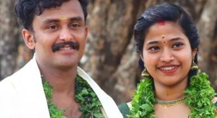 യുവതിയെ പൊള്ളലേറ്റ് മരിച്ച നിലയില് കണ്ടെത്തിയ സംഭവത്തില് ഭര്ത്താവ് ഷാരോണിനെ സ്ത്രീധന പീഡന വകുപ്പുകള് ചുമത്തി യുവതിയെ പൊള്ളലേറ്റ് മരിച്ച നിലയില് കണ്ടെത്തിയ സംഭവത്തില് ഭര്ത്താവ് ഷാരോണിനെ സ്ത്രീധന പീഡന വകുപ്പുകള് ചുമത്തി