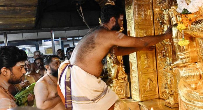 വൃശ്ചികപുലരിയിൽ ശബരിമലയിൽ ഭക്തർക്ക് ദർശന പുണ്യം വൃശ്ചികപുലരിയിൽ ശബരിമലയിൽ ഭക്തർക്ക് ദർശന പുണ്യം