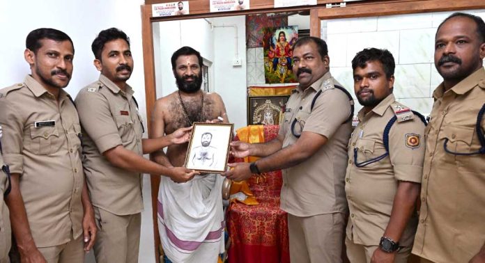 ശബരിമല മേല്ശാന്തിയ്ക്ക് ഛായാചിത്രം സമ്മാനിച്ച് ലിനിന് ശബരിമല മേല്ശാന്തിയ്ക്ക് ഛായാചിത്രം സമ്മാനിച്ച് ലിനിന്