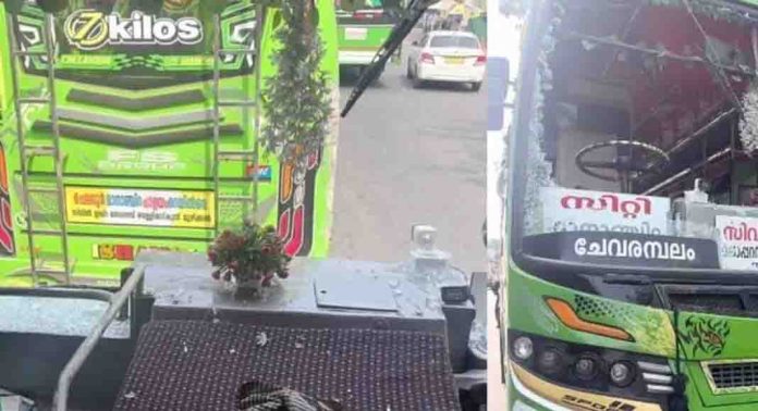 സമയക്രമം പാലിക്കുന്നതിനെ ചൊല്ലി ബസ് ജീവനക്കാര് തമ്മില് നടുറോഡില് കയ്യാങ്കളി സമയക്രമം പാലിക്കുന്നതിനെ ചൊല്ലി ബസ് ജീവനക്കാര് തമ്മില് നടുറോഡില് കയ്യാങ്കളി