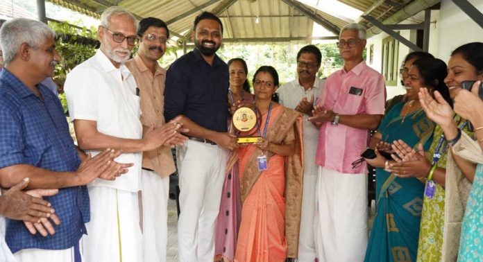 തീവ്ര വോട്ടര് പട്ടിക പരിഷ്കരണം : ബിഎല്ഒയെ ആദരിച്ചു തീവ്ര വോട്ടര് പട്ടിക പരിഷ്കരണം : ബിഎല്ഒയെ ആദരിച്ചു