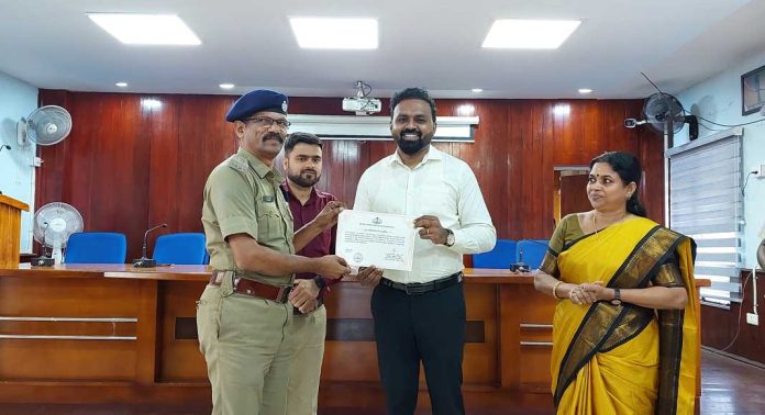 രാഷ്ട്രപതിയുടെ ശബരിമല സന്ദര്ശനം : വകുപ്പുകളെ ആദരിച്ചു രാഷ്ട്രപതിയുടെ ശബരിമല സന്ദര്ശനം : വകുപ്പുകളെ ആദരിച്ചു