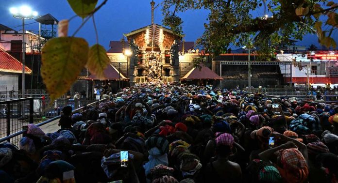 ശബരിമലയില് ദര്ശനപുണ്യം നേടി മൂന്ന് ലക്ഷത്തോളം ഭക്തര് ശബരിമലയില് ദര്ശനപുണ്യം നേടി മൂന്ന് ലക്ഷത്തോളം ഭക്തര്