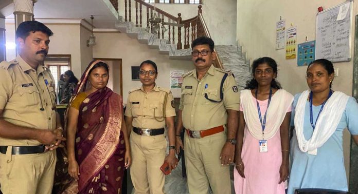 വഴിതെറ്റി അലഞ്ഞെത്തിയ ബീഹാർ സ്വദേശിനിയെ അമ്മ വീട്ടിൽ എത്തിച്ച് പന്തളം പോലീസ് വഴിതെറ്റി അലഞ്ഞെത്തിയ ബീഹാർ സ്വദേശിനിയെ അമ്മ വീട്ടിൽ എത്തിച്ച് പന്തളം പോലീസ്