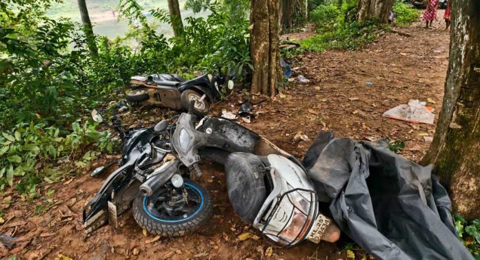 ആവണിപ്പാറ ഉന്നതിയിൽ കാട്ടാന വാഹനങ്ങൾ തകർത്തു ആവണിപ്പാറ ഉന്നതിയിൽ കാട്ടാന വാഹനങ്ങൾ തകർത്തു