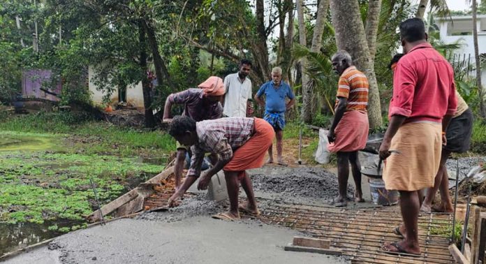 തിരുവല്ല തലവടിയില് ജനകീയ ശ്രമദാനത്തിലൂടെ കലുങ്ക് നിർമ്മിച്ചു തിരുവല്ല തലവടിയില് ജനകീയ ശ്രമദാനത്തിലൂടെ കലുങ്ക് നിർമ്മിച്ചു