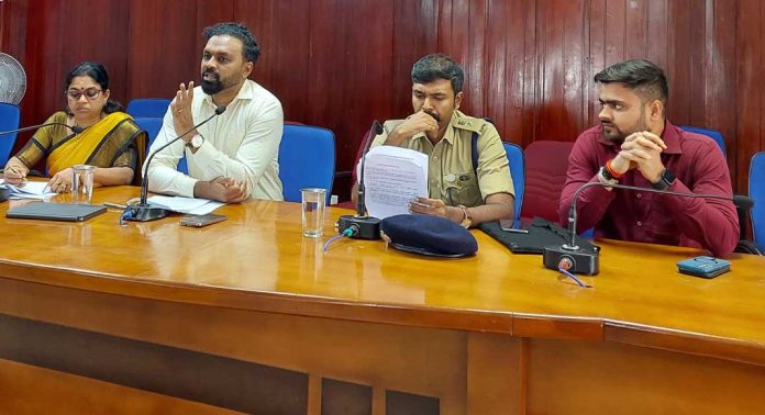 ശബരിമല തീര്ഥാടകര്ക്ക് സൗകര്യം ഉറപ്പാക്കും ; ജില്ലാ കളക്ടറുടെ നേതൃത്വത്തില് ഒരുക്കം വിലയിരുത്തി ശബരിമല തീര്ഥാടകര്ക്ക് സൗകര്യം ഉറപ്പാക്കും ; ജില്ലാ കളക്ടറുടെ നേതൃത്വത്തില് ഒരുക്കം വിലയിരുത്തി