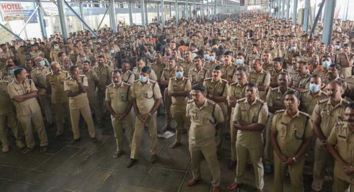 ശബരിമലയില് പുതിയ പോലീസ് ബാച്ച് ചുമതലയേറ്റു ശബരിമലയില് പുതിയ പോലീസ് ബാച്ച് ചുമതലയേറ്റു