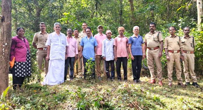 കനകപ്പലം – വെച്ചൂച്ചിറ റോഡിന്റെ ഇരുവശങ്ങളിലെയും കാടുകള് നീക്കം ചെയ്തു കനകപ്പലം – വെച്ചൂച്ചിറ റോഡിന്റെ ഇരുവശങ്ങളിലെയും കാടുകള് നീക്കം ചെയ്തു