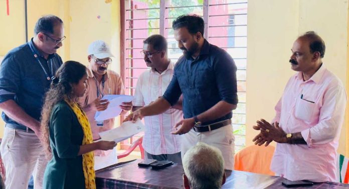 തീവ്ര വോട്ടര് പട്ടിക പരിഷ്കരണം : കാട്ടാത്തി ഉന്നതിയില് എന്യൂമറേഷന് ഫോം വിതരണം ചെയ്തു തീവ്ര വോട്ടര് പട്ടിക പരിഷ്കരണം : കാട്ടാത്തി ഉന്നതിയില് എന്യൂമറേഷന് ഫോം വിതരണം ചെയ്തു