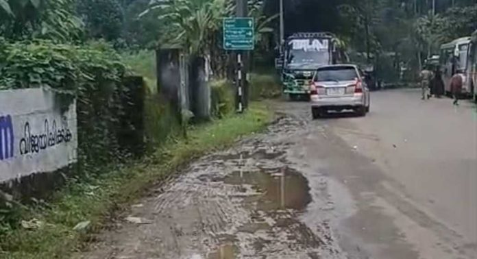 ഇടത്താവളമായ അത്തിക്കയം – അറയ്ക്കമണ് ജംഗ്ഷനില് തീർത്ഥാടന വാഹനങ്ങളുടെ നീണ്ടനിര ; മതിയായ സൗകര്യങ്ങൾ ഇല്ല ഇടത്താവളമായ അത്തിക്കയം – അറയ്ക്കമണ് ജംഗ്ഷനില് തീർത്ഥാടന വാഹനങ്ങളുടെ നീണ്ടനിര ; മതിയായ സൗകര്യങ്ങൾ ഇല്ല