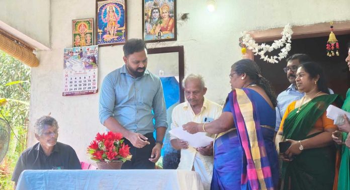 തീവ്ര വോട്ടര് പട്ടിക പരിഷ്കരണം : ചൊള്ളനാവയല് ഉന്നതിയില് എന്യൂമറേഷന് ഫോം വിതരണം ചെയ്തു തീവ്ര വോട്ടര് പട്ടിക പരിഷ്കരണം : ചൊള്ളനാവയല് ഉന്നതിയില് എന്യൂമറേഷന് ഫോം വിതരണം ചെയ്തു