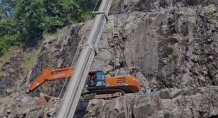 കോന്നി പാറമടയിൽ കുടുങ്ങിയ ഹിറ്റാച്ചി അഞ്ച് മാസത്തിന് ശേഷം പുറത്തെടുത്തു കോന്നി പാറമടയിൽ കുടുങ്ങിയ ഹിറ്റാച്ചി അഞ്ച് മാസത്തിന് ശേഷം പുറത്തെടുത്തു