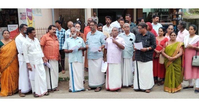 സിഐടിയു കോന്നി ഏരിയാ കമ്മിറ്റിയുടെ നേതൃത്വത്തിൽ ലേബർ കോഡുകളുടെ കോപ്പികൾ കത്തിച്ച് പ്രതിഷേധിച്ചു സിഐടിയു കോന്നി ഏരിയാ കമ്മിറ്റിയുടെ നേതൃത്വത്തിൽ ലേബർ കോഡുകളുടെ കോപ്പികൾ കത്തിച്ച് പ്രതിഷേധിച്ചു