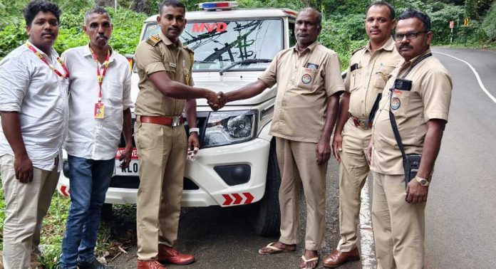 ദേശീയ പാത 183ൽ നിയന്ത്രണം വിട്ട ബൈക്ക് യാത്രികനെ രക്ഷിച്ചത് കെ.എസ്.ആർ.ടി.സി ഡ്രൈവറുടെ മനസാന്നിധ്യം ദേശീയ പാത 183ൽ നിയന്ത്രണം വിട്ട ബൈക്ക് യാത്രികനെ രക്ഷിച്ചത് കെ.എസ്.ആർ.ടി.സി ഡ്രൈവറുടെ മനസാന്നിധ്യം