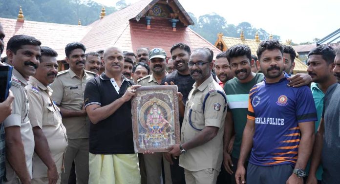 30 വർഷം ശബരിമലയിൽ ഡ്യൂട്ടി ചെയ്ത സബ് ഇൻസ്പെക്ടർക്ക് സന്നിധാനത്ത് യാത്രയയപ്പ് 30 വർഷം ശബരിമലയിൽ ഡ്യൂട്ടി ചെയ്ത സബ് ഇൻസ്പെക്ടർക്ക് സന്നിധാനത്ത് യാത്രയയപ്പ്