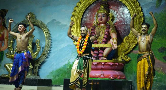 അയ്യപ്പ സ്വാമിക്ക് മുൻപിൽ നൃത്താർച്ചനയുമായി വിജീഷ് കുമാറും സുഹൃത്തുക്കളും അയ്യപ്പ സ്വാമിക്ക് മുൻപിൽ നൃത്താർച്ചനയുമായി വിജീഷ് കുമാറും സുഹൃത്തുക്കളും