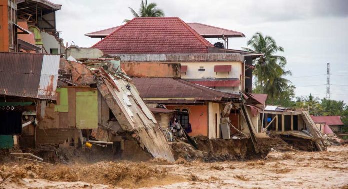 ഇന്തോനേഷ്യയിലെ സുമാത്ര ദ്വീപിൽ ഉണ്ടായ വെള്ളപ്പൊക്കത്തിലും മണ്ണിടിച്ചിലിലും മരിച്ചവരുടെ എണ്ണം 303 ആയി ഇന്തോനേഷ്യയിലെ സുമാത്ര ദ്വീപിൽ ഉണ്ടായ വെള്ളപ്പൊക്കത്തിലും മണ്ണിടിച്ചിലിലും മരിച്ചവരുടെ എണ്ണം 303 ആയി