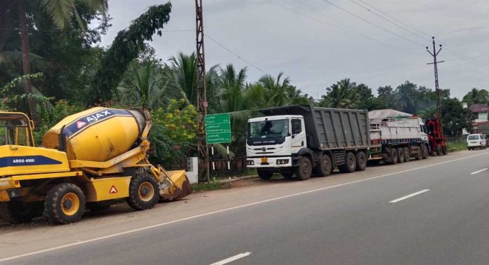 സംസ്ഥാന പാതയില് അനധികൃത വാഹന പാർക്കിംഗ് സംസ്ഥാന പാതയില് അനധികൃത വാഹന പാർക്കിംഗ്