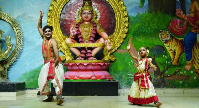 അയ്യപ്പ സന്നിധിയില് നൃത്താര്ച്ചനയുമായി അച്ഛനും മകളും അയ്യപ്പ സന്നിധിയില് നൃത്താര്ച്ചനയുമായി അച്ഛനും മകളും