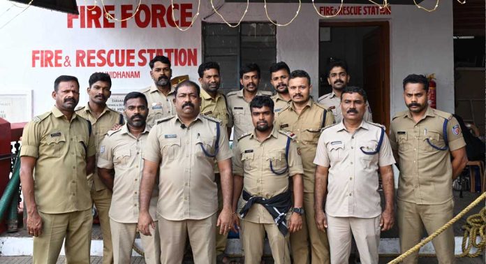 ശബരിമലയില് 24 മണിക്കൂറും സുരക്ഷാവലയം തീര്ത്തു ഫയര് ഫോഴ്സ് ശബരിമലയില് 24 മണിക്കൂറും സുരക്ഷാവലയം തീര്ത്തു ഫയര് ഫോഴ്സ്