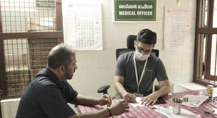 മലകയറിയെത്തുന്ന തീര്ഥാടകര്ക്ക് ആശ്വാസമായി സന്നിധാനത്തെ ആയുര്വേദ ആശുപത്രി മലകയറിയെത്തുന്ന തീര്ഥാടകര്ക്ക് ആശ്വാസമായി സന്നിധാനത്തെ ആയുര്വേദ ആശുപത്രി