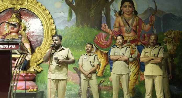 സന്നിധാനത്ത് ഭക്തിഗാനമേള നടത്തി പോലീസ് സേനാംഗങ്ങള് സന്നിധാനത്ത് ഭക്തിഗാനമേള നടത്തി പോലീസ് സേനാംഗങ്ങള്