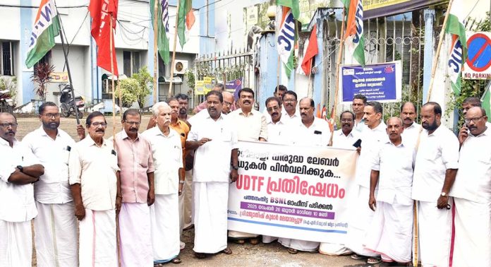 ലേബർ കോഡിന്റെ പകർപ്പുകൾ തെരുവിൽ കത്തിക്കുന്ന സാഹചര്യത്തിലേക്ക് തൊഴിലാളി സംഘടനകളെ എത്തിച്ച കേന്ദ്രസർക്കാരാണ് രാജ്യം ഭരിക്കുന്നതെന്ന് ജ്യോതിഷ് കുമാർ മലയാലപ്പുഴ ലേബർ കോഡിന്റെ പകർപ്പുകൾ തെരുവിൽ കത്തിക്കുന്ന സാഹചര്യത്തിലേക്ക് തൊഴിലാളി സംഘടനകളെ എത്തിച്ച കേന്ദ്രസർക്കാരാണ് രാജ്യം ഭരിക്കുന്നതെന്ന് ജ്യോതിഷ് കുമാർ മലയാലപ്പുഴ