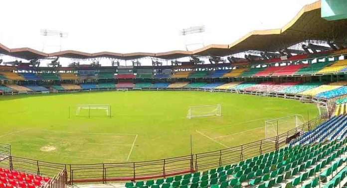 കലൂർ സ്റ്റേഡിയത്തിന് മുന്നിലെ ഗേറ്റ് തകർന്നുവീണു കലൂർ സ്റ്റേഡിയത്തിന് മുന്നിലെ ഗേറ്റ് തകർന്നുവീണു