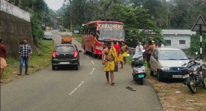 അത്തിക്കയത്ത് ശബരിമല തീർഥാടകര് സഞ്ചരിച്ച ബസ് അപകടത്തിൽപ്പെട്ടു അത്തിക്കയത്ത് ശബരിമല തീർഥാടകര് സഞ്ചരിച്ച ബസ് അപകടത്തിൽപ്പെട്ടു