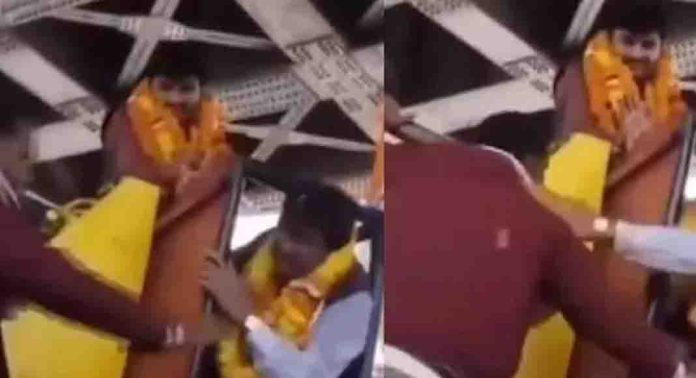 പ്രതിമയിൽ മാലയിടുന്നതിനിടെ ക്രെയിനിൽ കുടുങ്ങിയതിന് ഓപ്പറേറ്ററുടെ മുഖത്തടിച്ച് ബിജെപി എംപി പ്രതിമയിൽ മാലയിടുന്നതിനിടെ ക്രെയിനിൽ കുടുങ്ങിയതിന് ഓപ്പറേറ്ററുടെ മുഖത്തടിച്ച് ബിജെപി എംപി