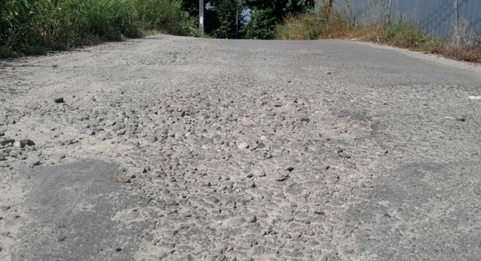 പയ്യനാമൺ – അടുകാട് റോഡിൽ വാഹനങ്ങൾക്ക് ദുരിതയാത്ര പയ്യനാമൺ – അടുകാട് റോഡിൽ വാഹനങ്ങൾക്ക് ദുരിതയാത്ര