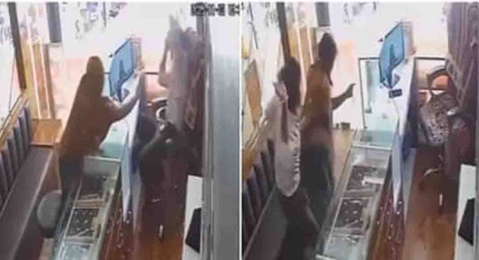 കണ്ണിൽ മുളകുപൊടി എറിഞ്ഞ് ജ്വല്ലറിയിൽ കവർച്ച നടത്താനുള്ള സ്ത്രീയുടെ ശ്രമം പരാജയപ്പെട്ടു കണ്ണിൽ മുളകുപൊടി എറിഞ്ഞ് ജ്വല്ലറിയിൽ കവർച്ച നടത്താനുള്ള സ്ത്രീയുടെ ശ്രമം പരാജയപ്പെട്ടു