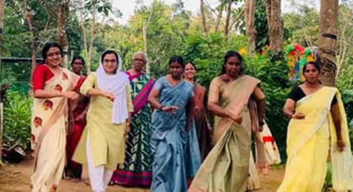 ഈ സൗഹൃദത്തിന് രാഷ്ട്രീയമില്ല ; വൈറലായി തിരുവില്വാമലയിലെ കോൺഗ്രസ്, ബിജെപി, സിപിഎം വനിതാ അംഗങ്ങളുടെ ഡാൻസ് ഈ സൗഹൃദത്തിന് രാഷ്ട്രീയമില്ല ; വൈറലായി തിരുവില്വാമലയിലെ കോൺഗ്രസ്, ബിജെപി, സിപിഎം വനിതാ അംഗങ്ങളുടെ ഡാൻസ്
