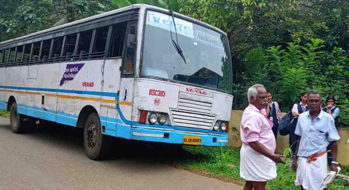 കെ.എസ്.ആര്.ടി.സി ബസ് അപകടത്തില് നിന്നും രക്ഷപെട്ടത് തലനാരിഴയ്ക്ക് കെ.എസ്.ആര്.ടി.സി ബസ് അപകടത്തില് നിന്നും രക്ഷപെട്ടത് തലനാരിഴയ്ക്ക്