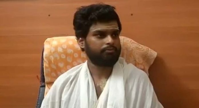 ശബരിമല സ്വർണ്ണക്കൊള്ളയിൽ തിരുവിതാംകൂർ ദേവസ്വം ബോർഡിനെ പഴിച്ച് തന്ത്രി കണ്ഠരര് മഹേഷ് മോഹനരുടെ മൊഴി ശബരിമല സ്വർണ്ണക്കൊള്ളയിൽ തിരുവിതാംകൂർ ദേവസ്വം ബോർഡിനെ പഴിച്ച് തന്ത്രി കണ്ഠരര് മഹേഷ് മോഹനരുടെ മൊഴി
