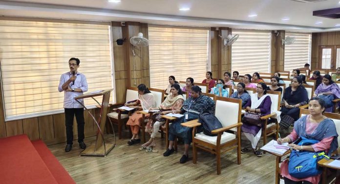 പോളിംഗ് ഉദ്യോഗസ്ഥര്ക്കുള്ള പരിശീലനം നവംബര് 28 വരെ പോളിംഗ് ഉദ്യോഗസ്ഥര്ക്കുള്ള പരിശീലനം നവംബര് 28 വരെ