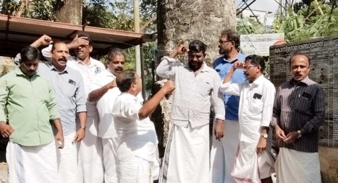 കോന്നി ഗ്രാമ പഞ്ചായത്ത് ഓഫീസ് മുന്നിലെ വിവാദമായ കോൺക്രീറ്റ് സ്തുപം പൊളിച്ചു മാറ്റാനുള്ള ശ്രമം സി പി ഐ എം പ്രവർത്തകർ തടഞ്ഞു കോന്നി ഗ്രാമ പഞ്ചായത്ത് ഓഫീസ് മുന്നിലെ വിവാദമായ കോൺക്രീറ്റ് സ്തുപം പൊളിച്ചു മാറ്റാനുള്ള ശ്രമം സി പി ഐ എം പ്രവർത്തകർ തടഞ്ഞു
