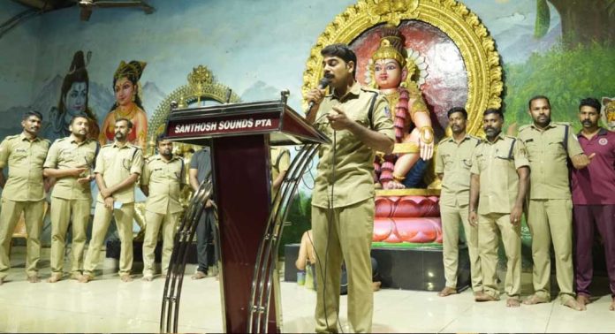 സന്നിധാനത്തെ ഭക്തിസാന്ദ്രമാക്കി ഫയര് ആന്ഡ് റെസ്ക്യൂ ഉദ്യോഗസ്ഥരുടെ ‘ഗാനാഞ്ജലി’ സന്നിധാനത്തെ ഭക്തിസാന്ദ്രമാക്കി ഫയര് ആന്ഡ് റെസ്ക്യൂ ഉദ്യോഗസ്ഥരുടെ ‘ഗാനാഞ്ജലി’