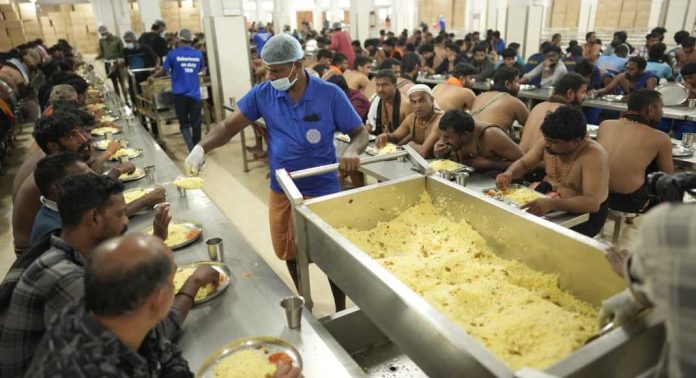 സന്നിധാനത്തെ അന്നദാനം : മനസ്സു നിറഞ്ഞ് ഭക്തര് സന്നിധാനത്തെ അന്നദാനം : മനസ്സു നിറഞ്ഞ് ഭക്തര്