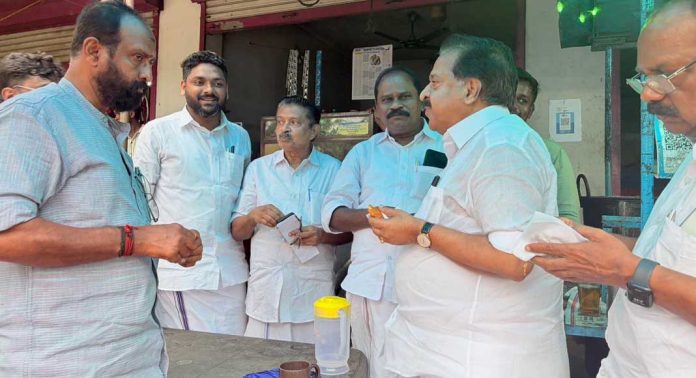 ഇലക്ഷൻ ചൂടിൽ സെൽവൻ്റെ കടയിൽ കട്ടൻ നുകർന്ന് രമേശ് ചെന്നിത്തല ഇലക്ഷൻ ചൂടിൽ സെൽവൻ്റെ കടയിൽ കട്ടൻ നുകർന്ന് രമേശ് ചെന്നിത്തല