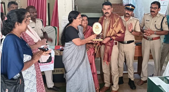 മുഖ്യമന്ത്രിയുടെ വിശിഷ്ട സേവാ മെഡലിന് അർഹനായ പന്തളം പോലീസ് സർക്കിൾ ഇൻസ്പെക്ടറെ കുടുംബശ്രീ എ.ഡി.എസ് ആദരിച്ചു മുഖ്യമന്ത്രിയുടെ വിശിഷ്ട സേവാ മെഡലിന് അർഹനായ പന്തളം പോലീസ് സർക്കിൾ ഇൻസ്പെക്ടറെ കുടുംബശ്രീ എ.ഡി.എസ് ആദരിച്ചു
