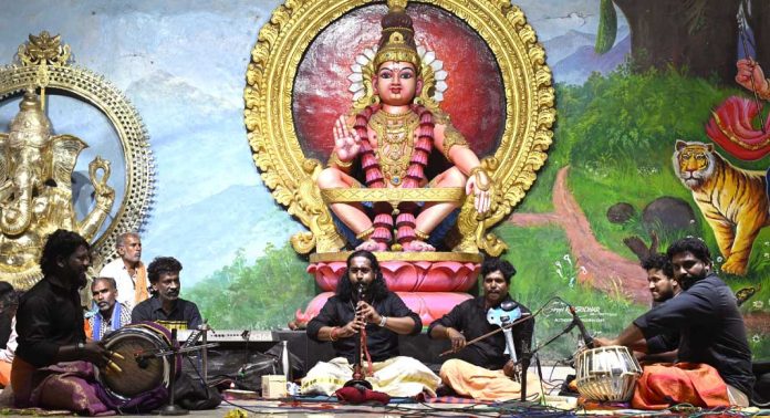 അയ്യന് സംഗീത വിരുന്നൊരുക്കി ഗോകുല്ദാസും സംഘവും അയ്യന് സംഗീത വിരുന്നൊരുക്കി ഗോകുല്ദാസും സംഘവും